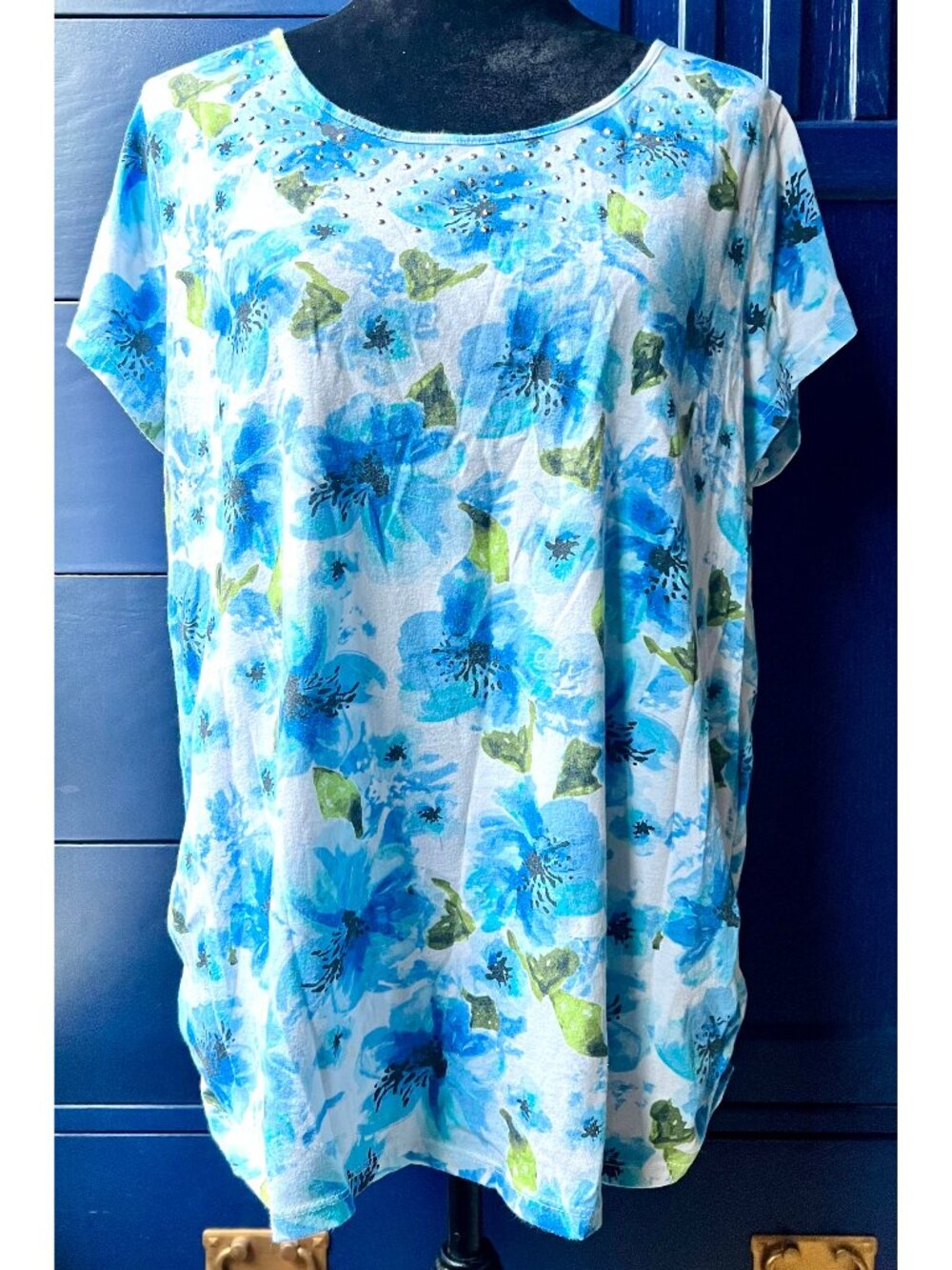 White Stag Women's XL (16-18) Blue & White Floral with Rhinestones Shirt